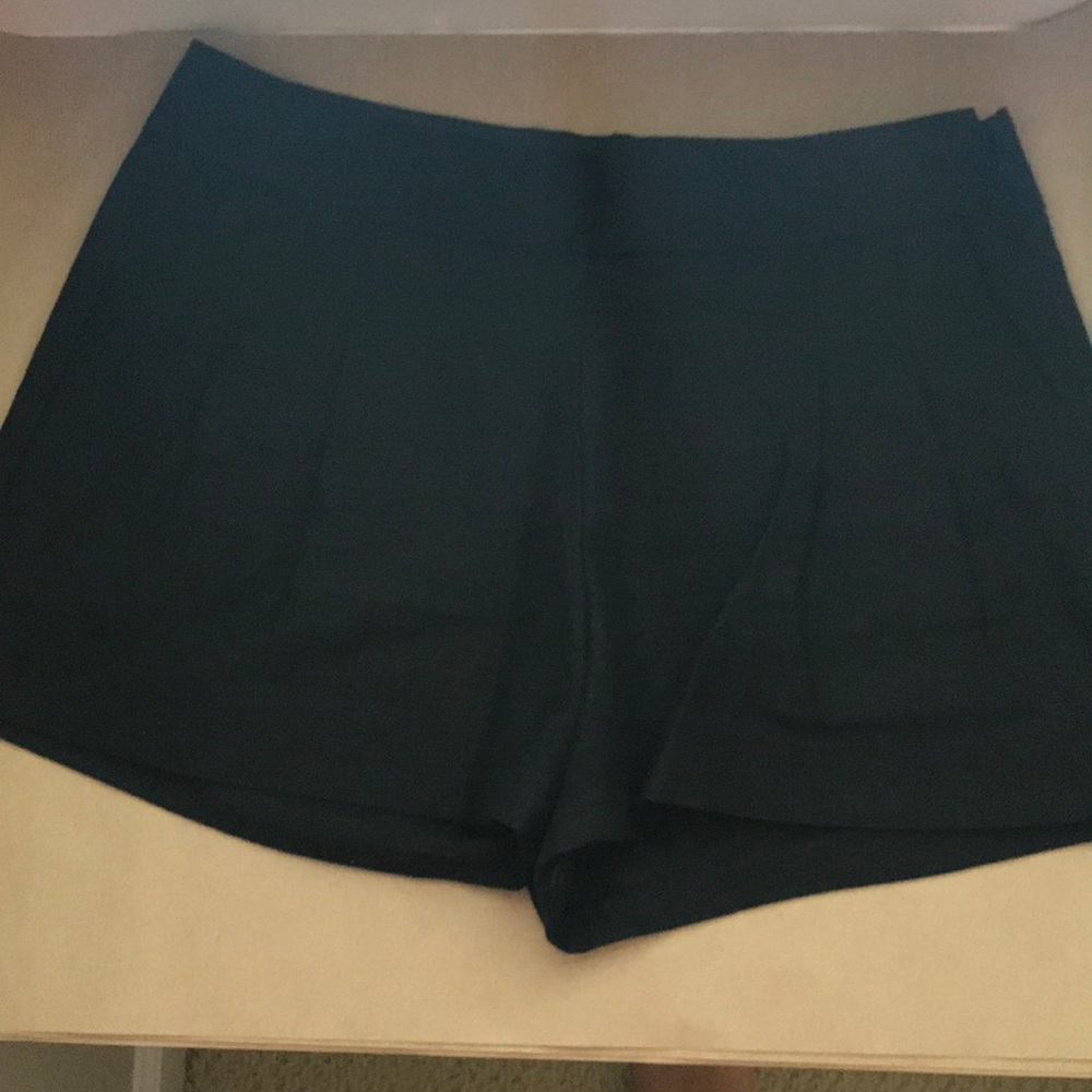 Size 4 JCREW Black pleated 3” chino shorts